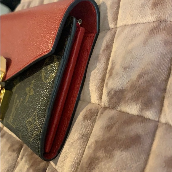 TAKING OFFERS! LOUIS VUITTON WALLET! - Picture 4 of 5